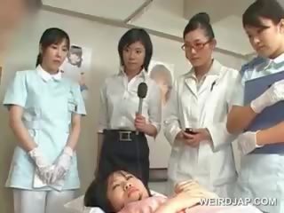 Aasia brünett tüdruk puhub karvane võll juures a haigla