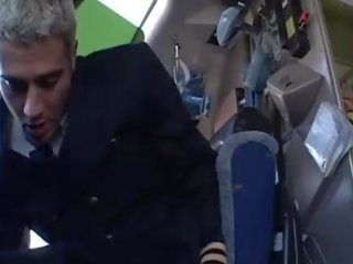 Těžký pohlaví s velmi horký stewardesses