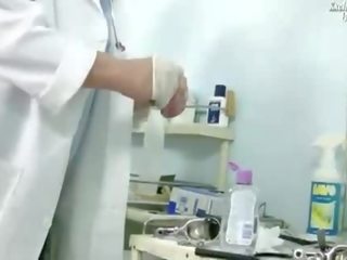 Zdemoralizowane doktor examining jego pacjent