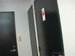 Aziatisch tiener schatje shows twat terwijl urineren in een toilet