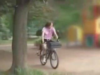 اليابانية فتاة استمنى في حين ركوب الخيل ل specially modified جنس دراجة هوائية!