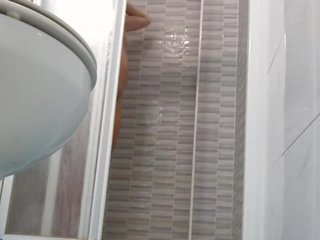 Spionaggio su affascinante moglie radersi fica in doccia