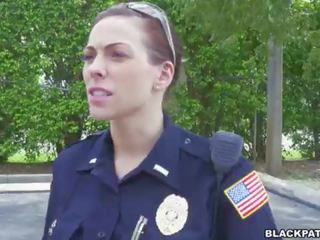 Płeć żeńska cops ciągnąć przez czarne suspect i ssać jego ukłucie