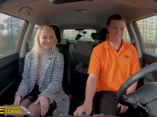 Підробка driving школа білявка marilyn цукор в чорна панчохи для дорослих відео в машина
