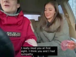Espião câmera real russa broche em carro com conversations